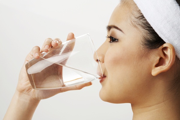 Cách trị da mặt bị dị ứng Uống nhiều nước