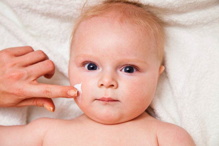 Cách chữa dị ứng ở trẻ em bằng giữ ẩm da cho trẻ